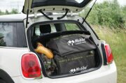 Mobiba im Kofferraum eines MINIs